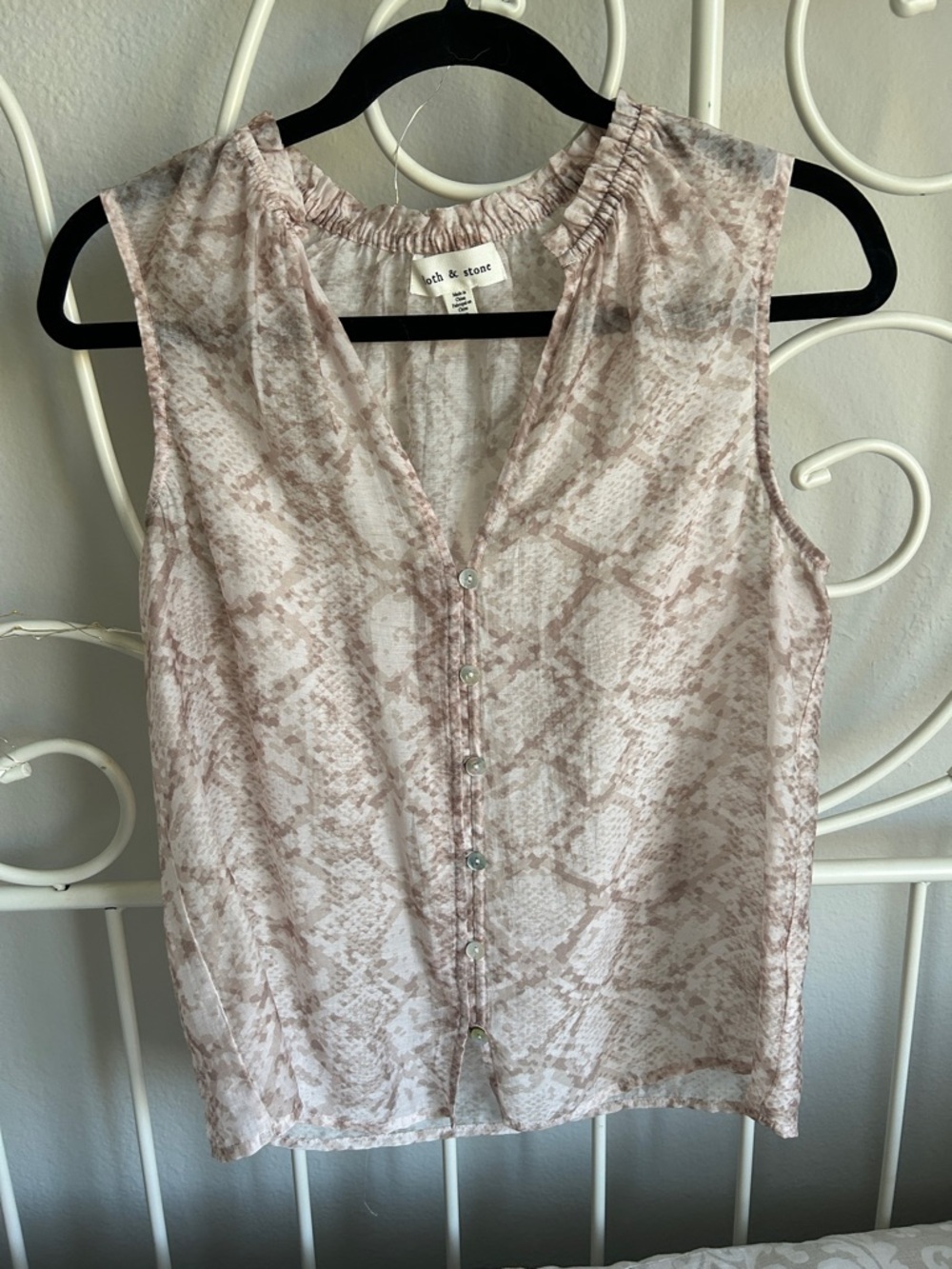cloth & stone Sleeveless Snake Print Blouse in Light Pink and Cream